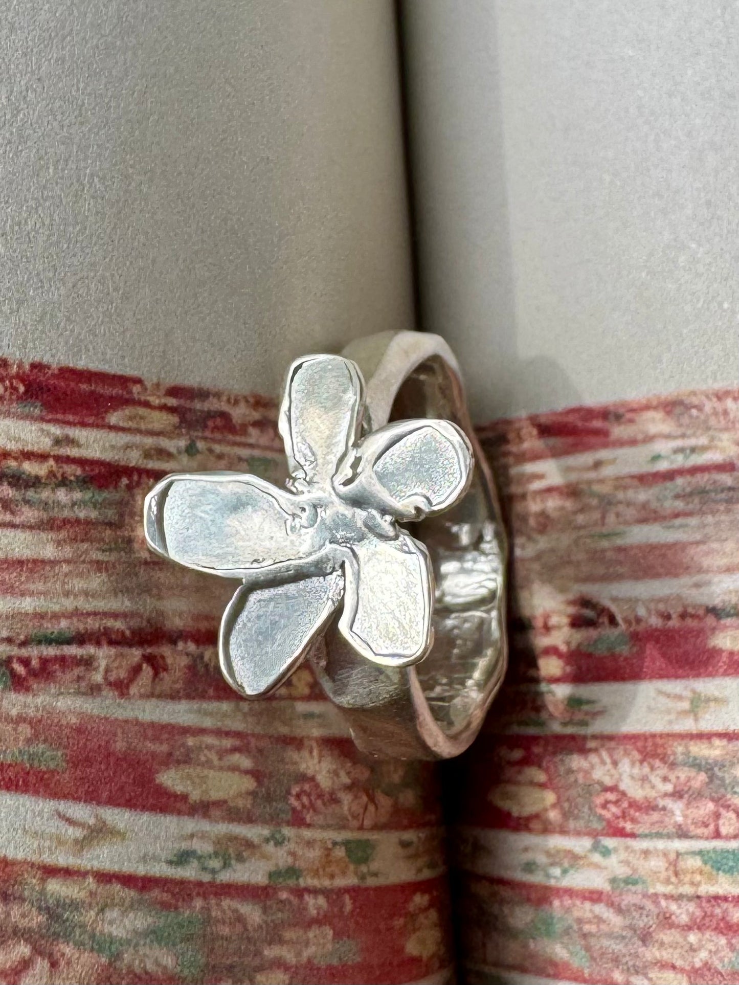 STERLING SILVER ORGANIC DAISY RING