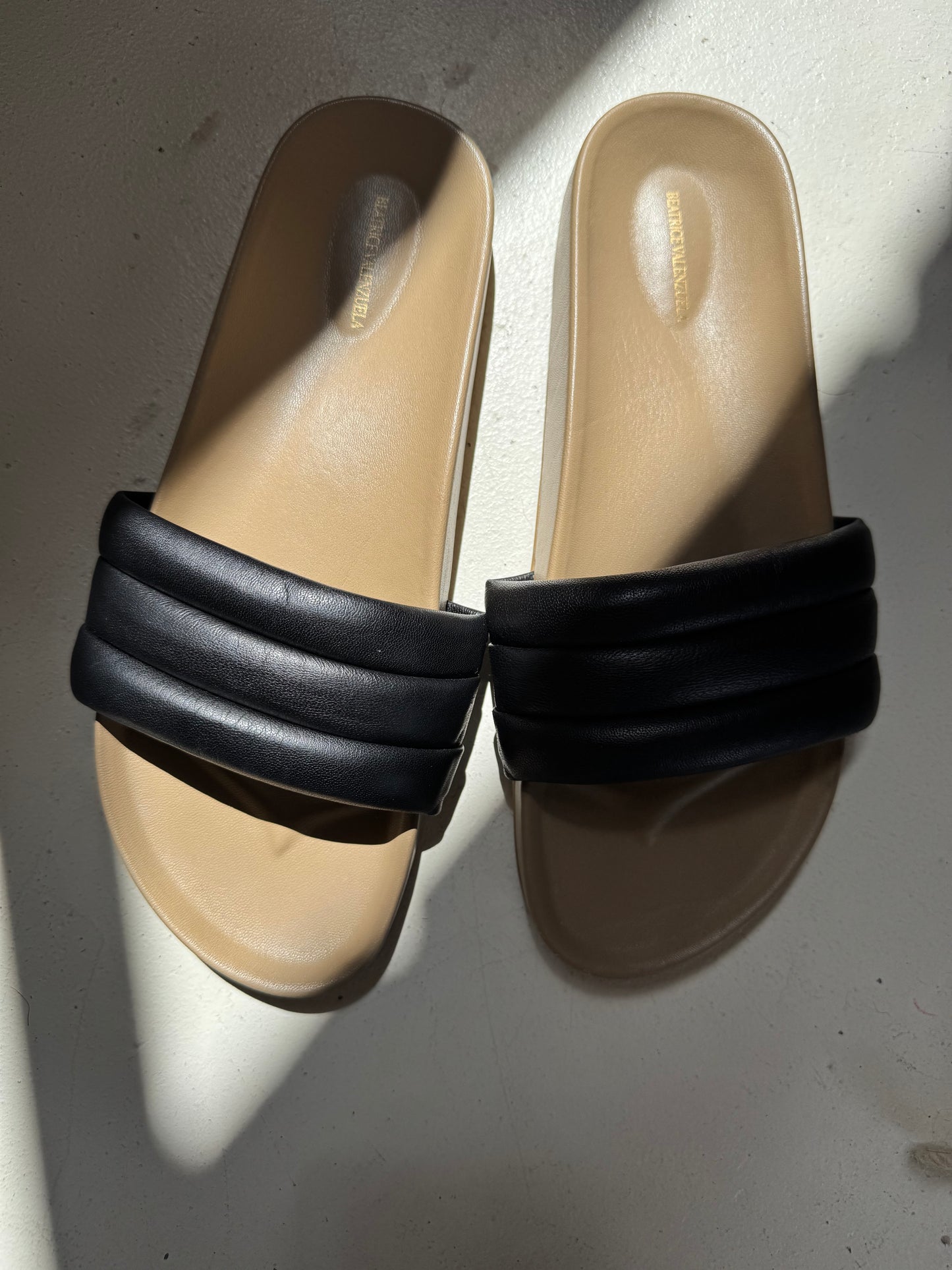 SUSTAIN BEATRICE VENEZUELA BLK LEATHER SLIDES