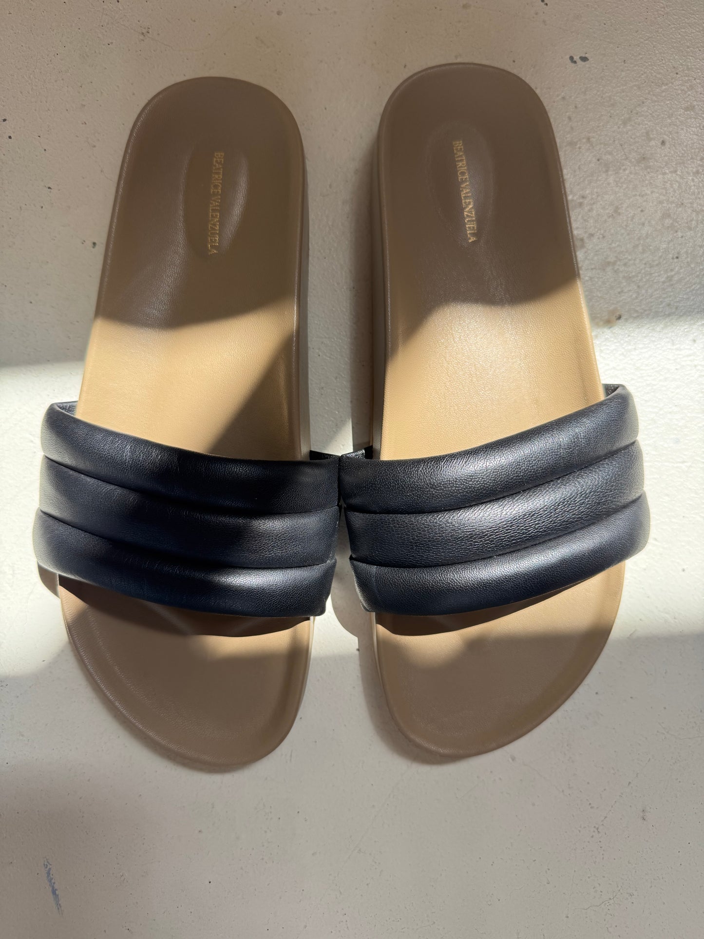 SUSTAIN BEATRICE VENEZUELA BLK LEATHER SLIDES