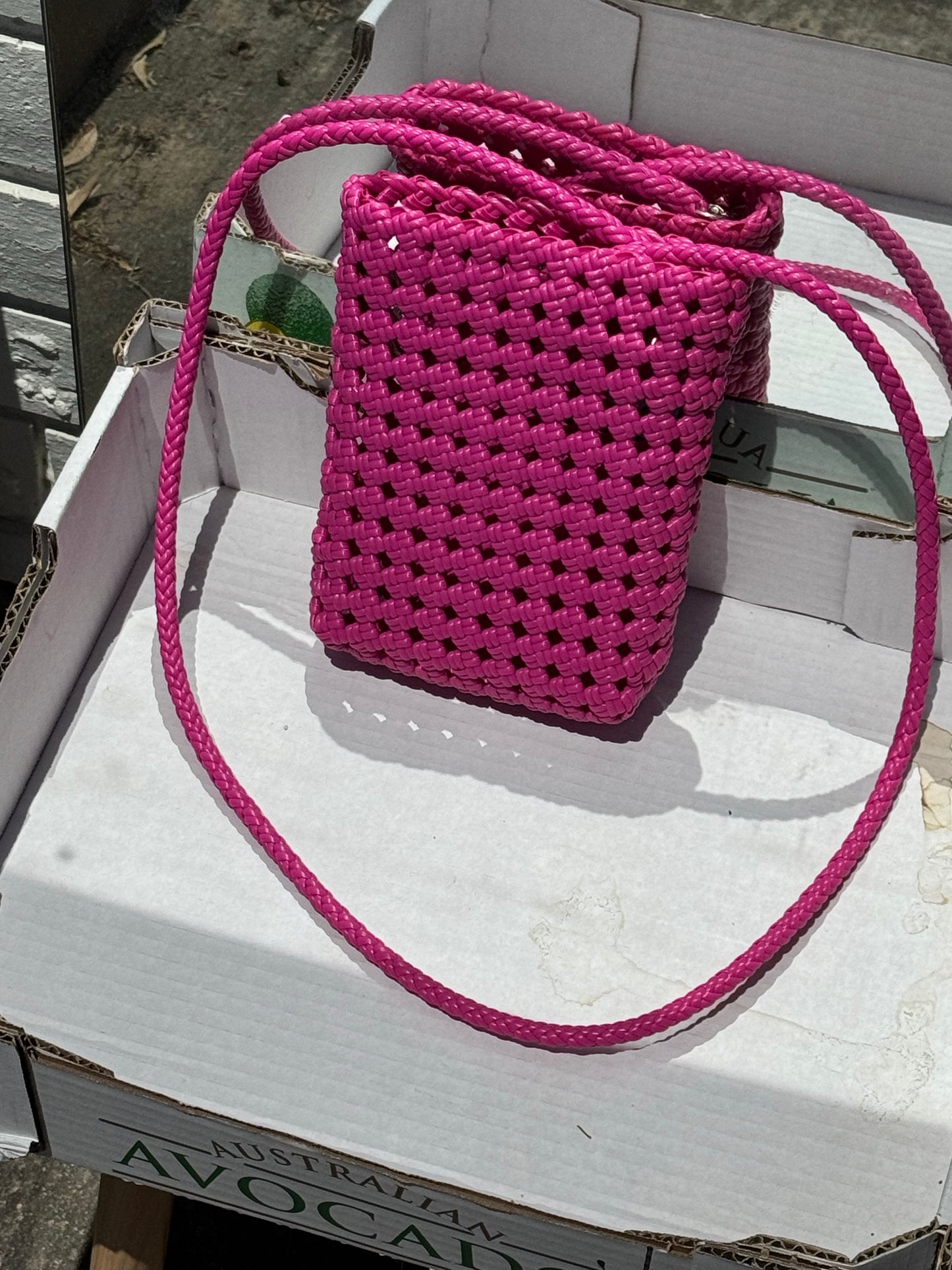 RECYCLED PLASTIC WOVEN CROSS OVER BAG PINK