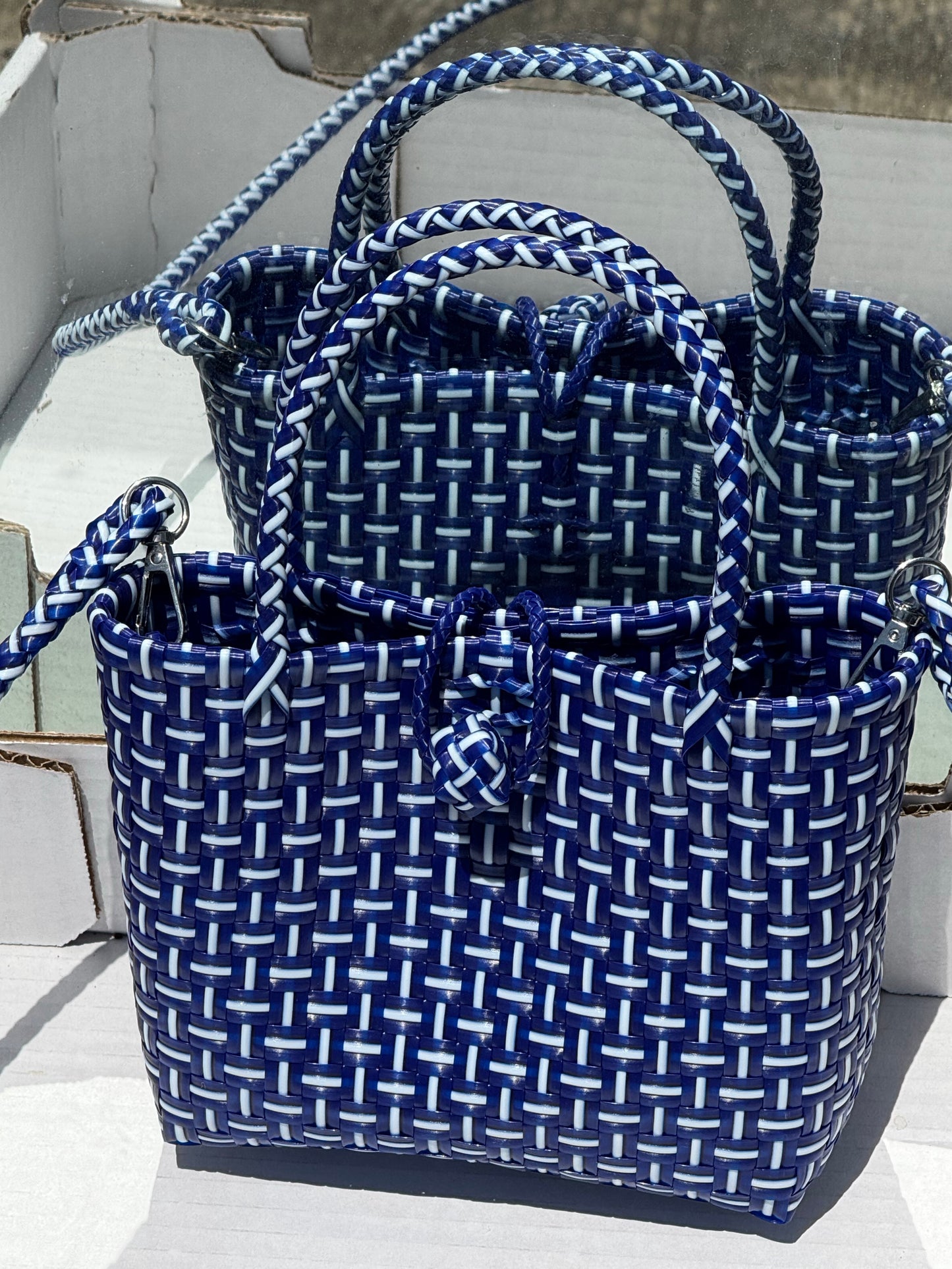 RECYCLED PLASTIC WOVEN CROSSOVER BLUE MULTI