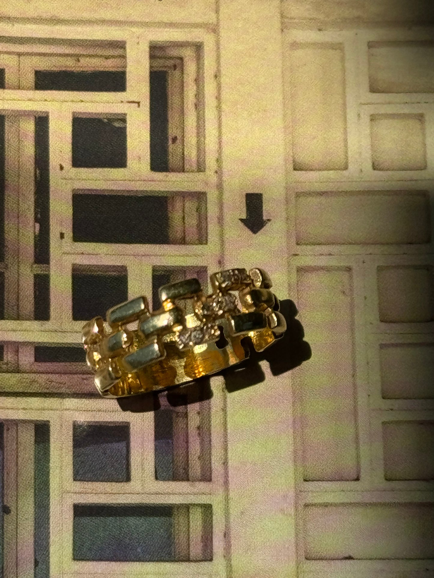 18ct GOLD AND DIAMOND RING