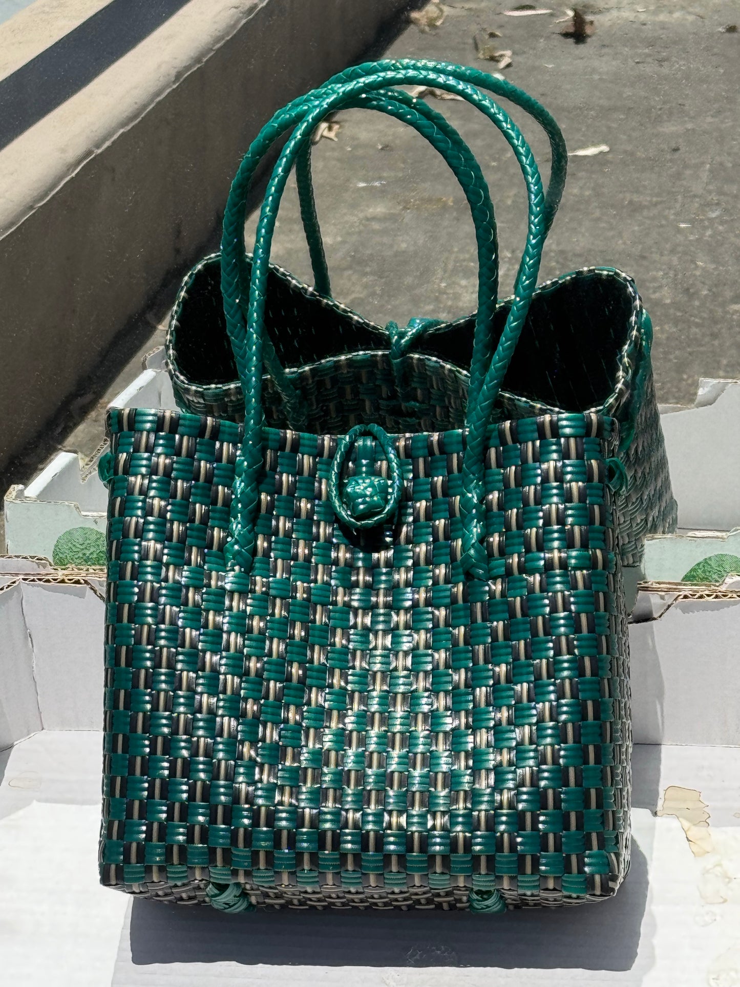 RECYCLED PLASTIC WOVEN BASKET BAG DEEP GREEN MULTI