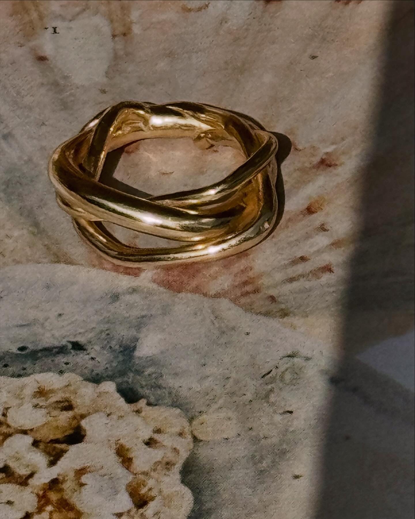 9CT GOLD ORGANIC TWIST RING