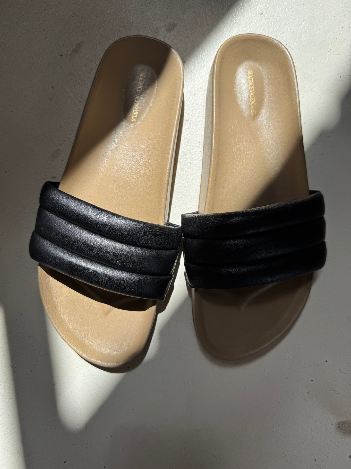 SUSTAIN BEATRICE VENEZUELA BLK LEATHER SLIDES