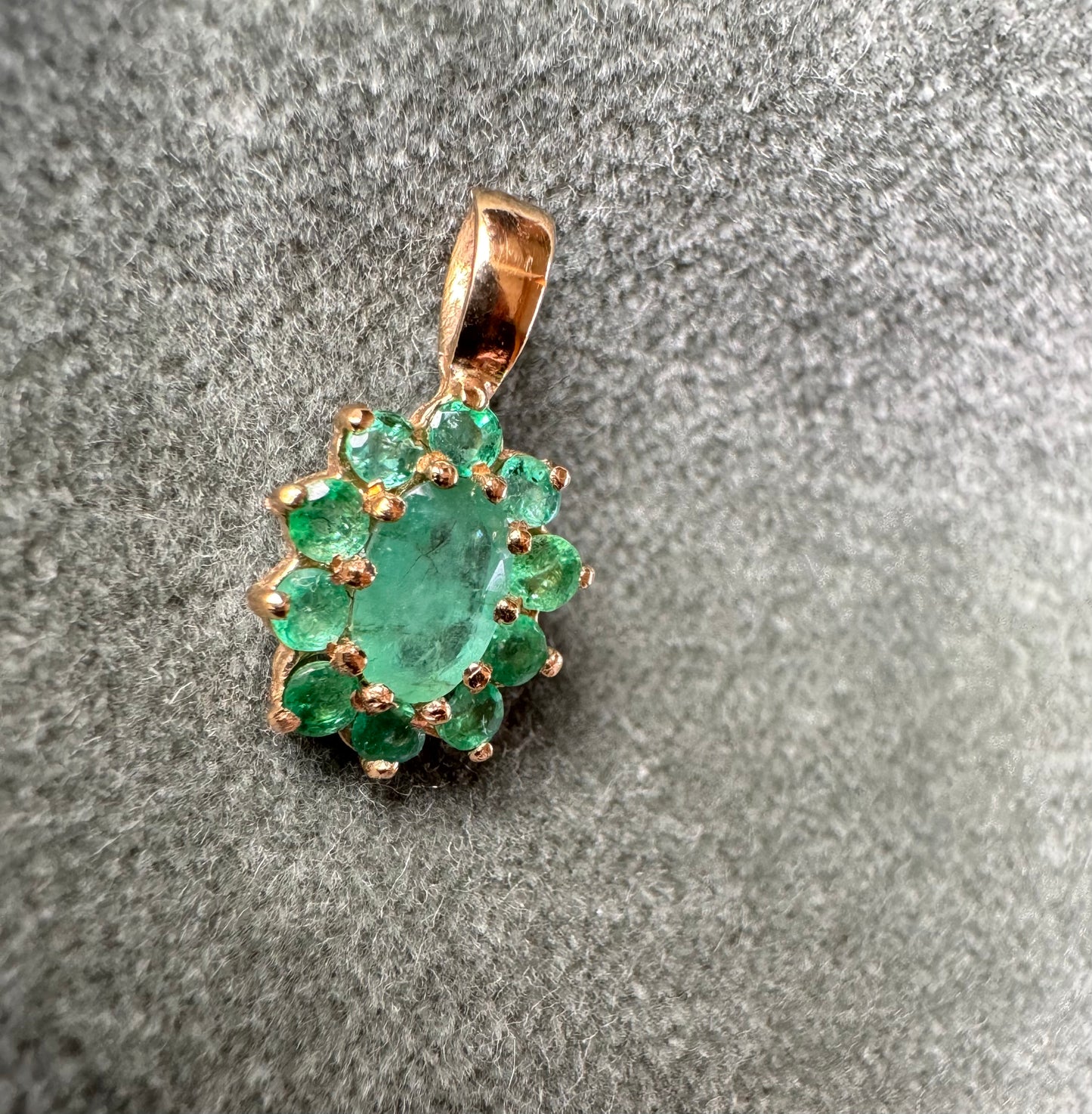 9ct GOLD EMERALD PENDANT