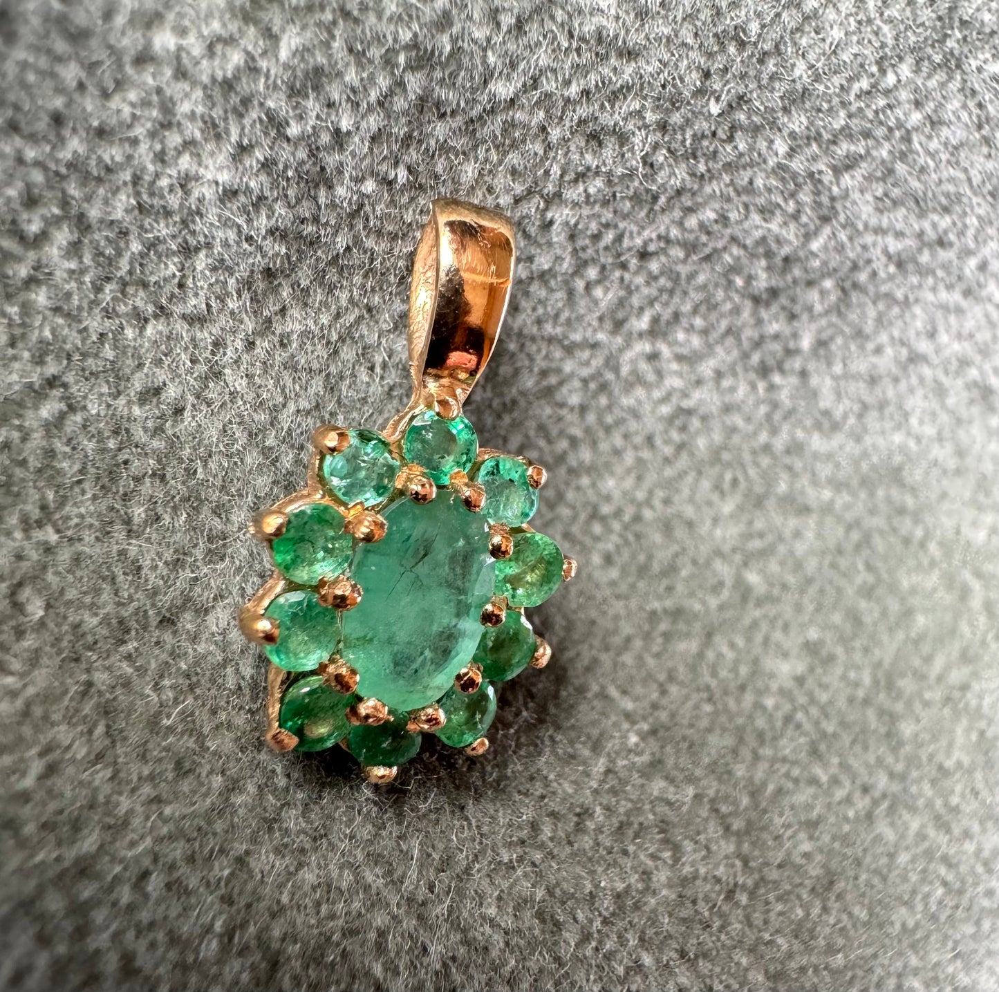 9ct GOLD EMERALD PENDANT