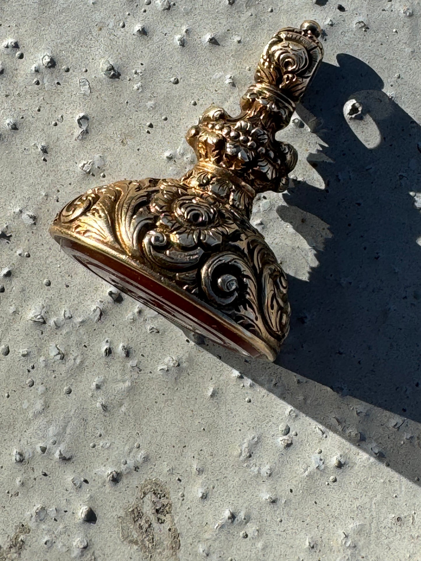 CARNELIAN INTAGLIO GOLD PENDANT