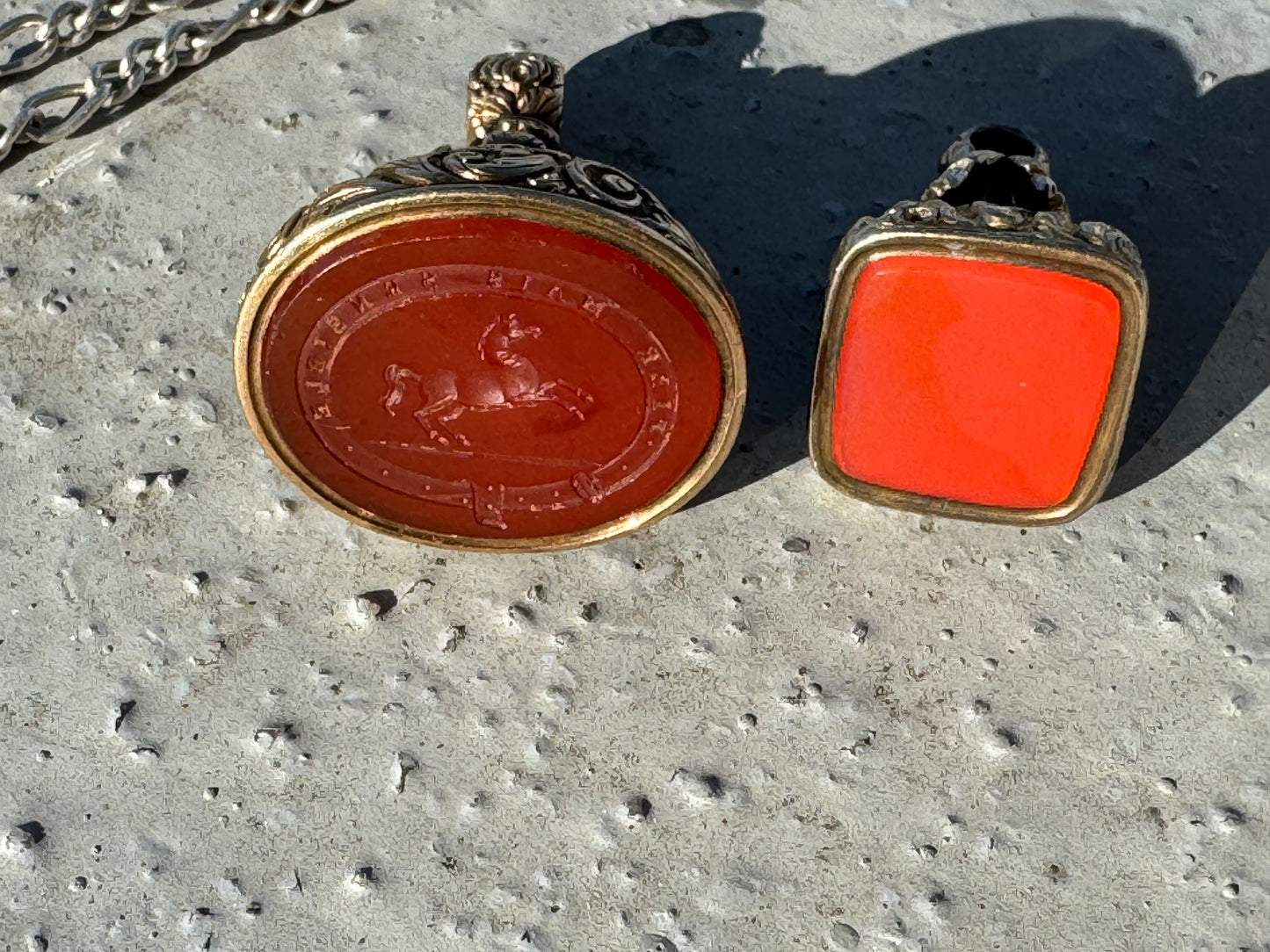 CARNELIAN INTAGLIO GOLD PENDANT