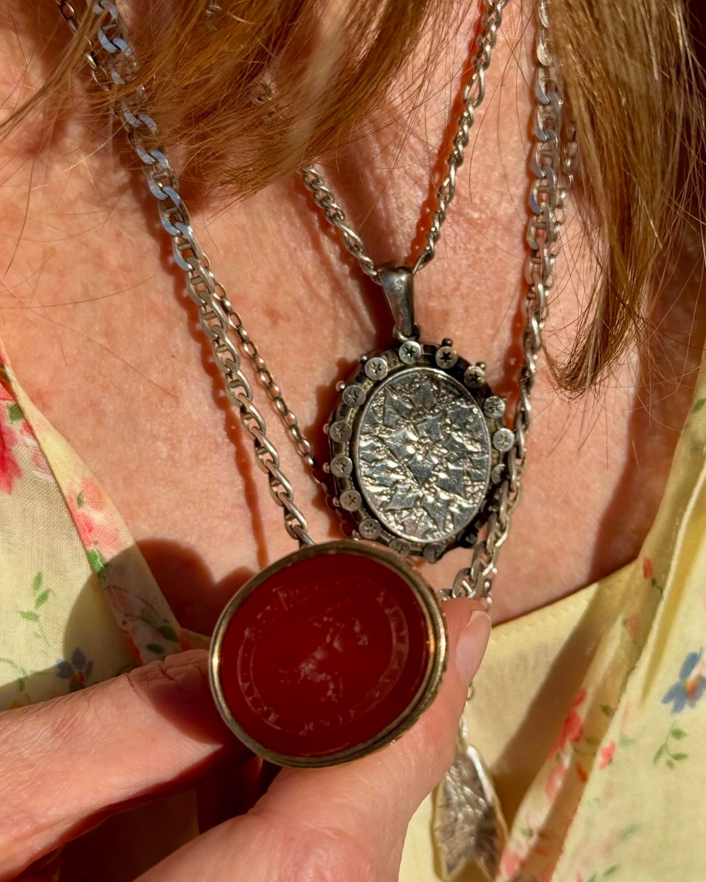 CARNELIAN INTAGLIO GOLD PENDANT